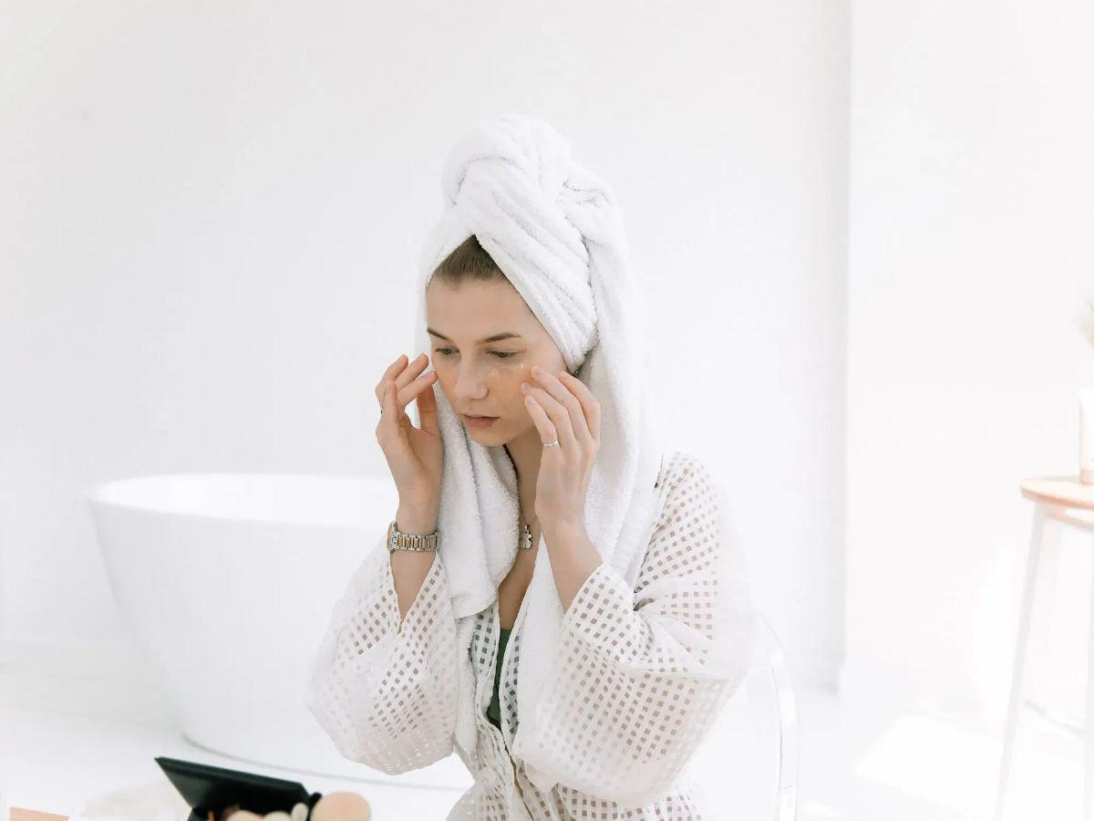Setelah wajah bersih, aplikasikan toner yang mengandung AHA BHA dan HA serum.&nbsp;