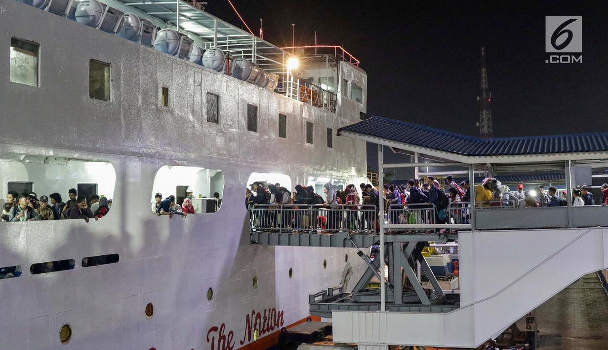 Pemudik antre saat memasuki kapal penyebrangan di Dermaga 1 Pelabuhan Penyebrangan Merak, Banten, Sabtu (1/6/2019). Hingga Sabtu (1/6) pukul 08.00 WIB, pemudik yang menyebrang dari pelabuhan Merak menuju Bakauheni mengalami peningkatan 30,1%. (Liputan6.com/Helmi Fithriansyah)