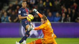 Striker Paris Saint-Germain, Kylian Mbappe, melepaskan tendangan ke gawang Strasbourg pada laga liga Prancis di Stadion Parc des Princes, Paris, Minggu (7/4). Kedua tim bermain imbang 2-2. (AP/Francois Mori)