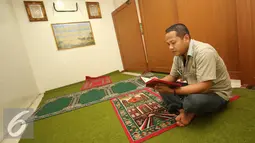 Konsumen membaca Al Quran di mushala SPBU Jalan Abdul Muis, Jakarta, Rabu (8/6). PT Pertamina (Persero) membuat program membaca 1 Juz Al Quran mendapatkan gratis 2 liter Pertalite di 5 SPBU di Jakarta. (Liputan6.com/Immanuel Antonius)