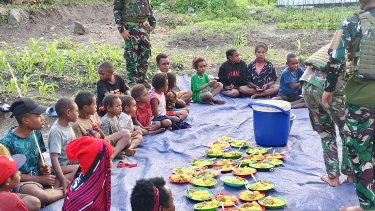 Tahukah Anda, Makan Bersama Tingkatkan Soliditas? Satgas Yonif 521/DY Gelar Program Makan Bergizi Anak Papua