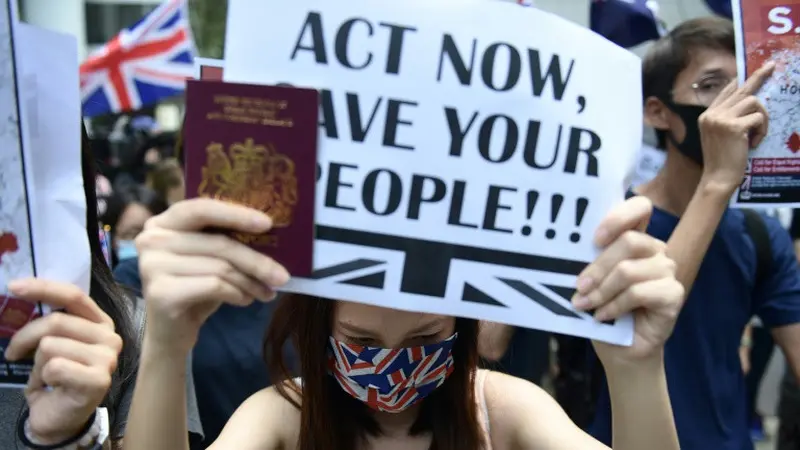 Para pengunjukrasa pro-demokrasi berdemonstrasi di depan konsulat Inggris di Hong Kong. (AFP)