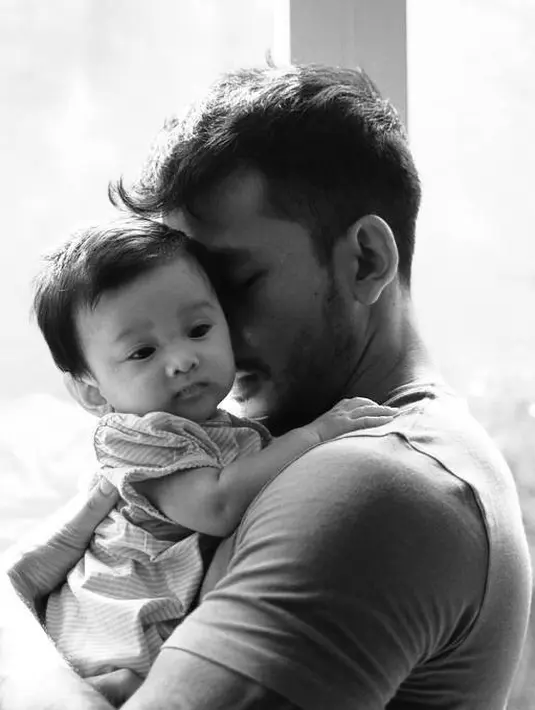 Sebagai seorang ayah, Rio pun pastinya selalu inginkan yang terbaik untuk anaknya. Namun uniknya, profesinya sebagai aktor ternama pun nampaknya sudah berubah demi anak dan istri. (Instagram/riodewanto)