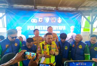 Kakorlantas Polri Irjen Agus Suryonugroho merangkul ratusan pengemudi ojol di Sukabumi menjelang May Day 2026. (Liputan6.com/Fira Syahrin)