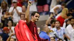 Petenis Swiss, Roger Federer meninggalkan lapangan usai dikalahkan John Millman dari Australia pada babak 16 besar AS Terbuka 2018 di New York, (4/9). Federer kalah dari John Millman 3-6, 7-5, 7-6 (9-7), 7-6 (7-3). (AP Photo/Jason DeCrow)