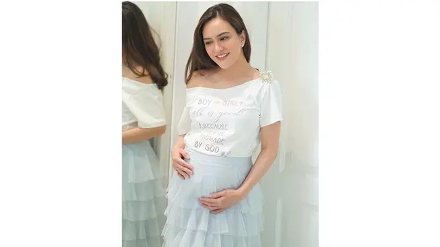 Netizen juga banyak yang turut menebak jika calon anak pertama Shandy dan David ini adalah laki-laki.
