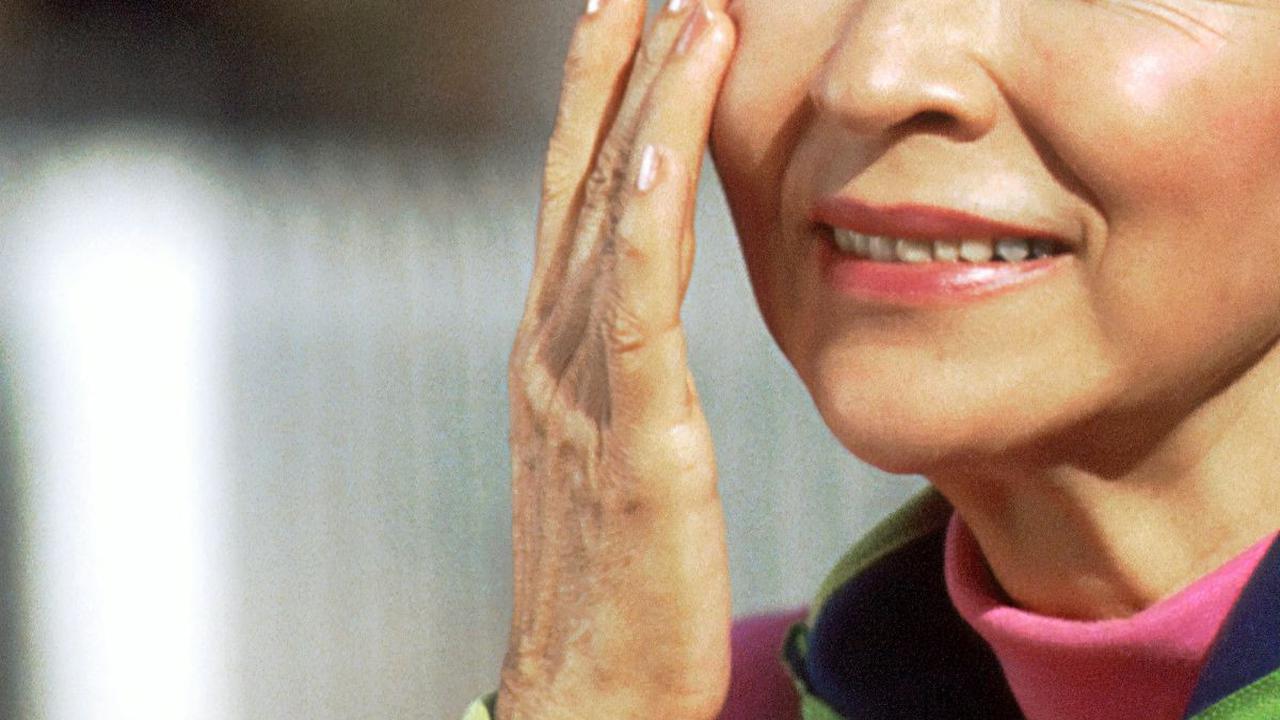 Lindungi Kulit dari Sinar Matahari<br>