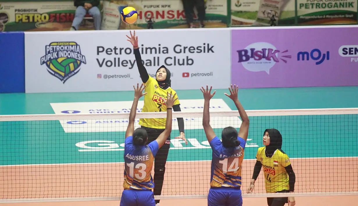 <p>Pemain timnas bola voli putri Indonesia, Megawati Hangestri melepaskan spike yang berusaha diblok dua pemain India, Anushree Kambrath (kiri) dan Aswani Kandoth pada laga Grup E Babak 8 Besar Kejuaraan Bola Voli Putri AVC Challenge Cup 2023 di GOR Tri Dharma, Gresik, Jawa Timur, Jumat (23/6/2023). Indonesia menang 3-0 atas India (25-21, 25-15, 25-16) dan memastikan lolos ke semifinal sebagai juara Grup E. (Dok. PBVSI)</p>
