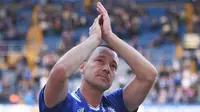 Kapten Chelsea, John Terry, memberikan aplaus usai laga melawan Sunderland di Stamford Bridge, Minggu (21/5/2017). Terry resmi mengakhiri kiprahnya selama 22 tahun di Chelsea. (EPA/Facundo Arrizabalaga)