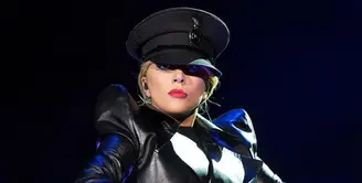 Lady GaGa datang dengan kabar menyedihkan untuk para penggemarnya, yakni menunda konsernya yang akan berlangsung  di Las Vegas. Penundaan ini  tidak disertai waktu pengganti dari yang semula dijadwalkan. (Instagram/ladygaga)