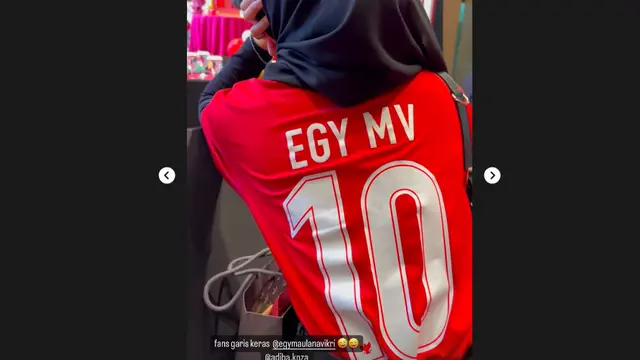 Umi Pipik Pinjam Jersey Mantu Saat Hadir ke Acara Ulang Tahun Abang L Putra Rizky Billar dan Lesti Kejora. (instagram.com/_ummi_pipik_)
