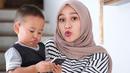  Gaya  8 Seleb Muda yang Tetap Hits  saat Mengasuh Anak  