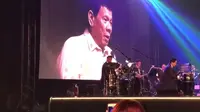Pada acara jamuan makan malam KTT ASEAN, Presiden Filipina Rodrigo Duterte bernyanyi atas permintaan Presiden AS Donald Trump (Capture/@@AttyKarenJimeno)