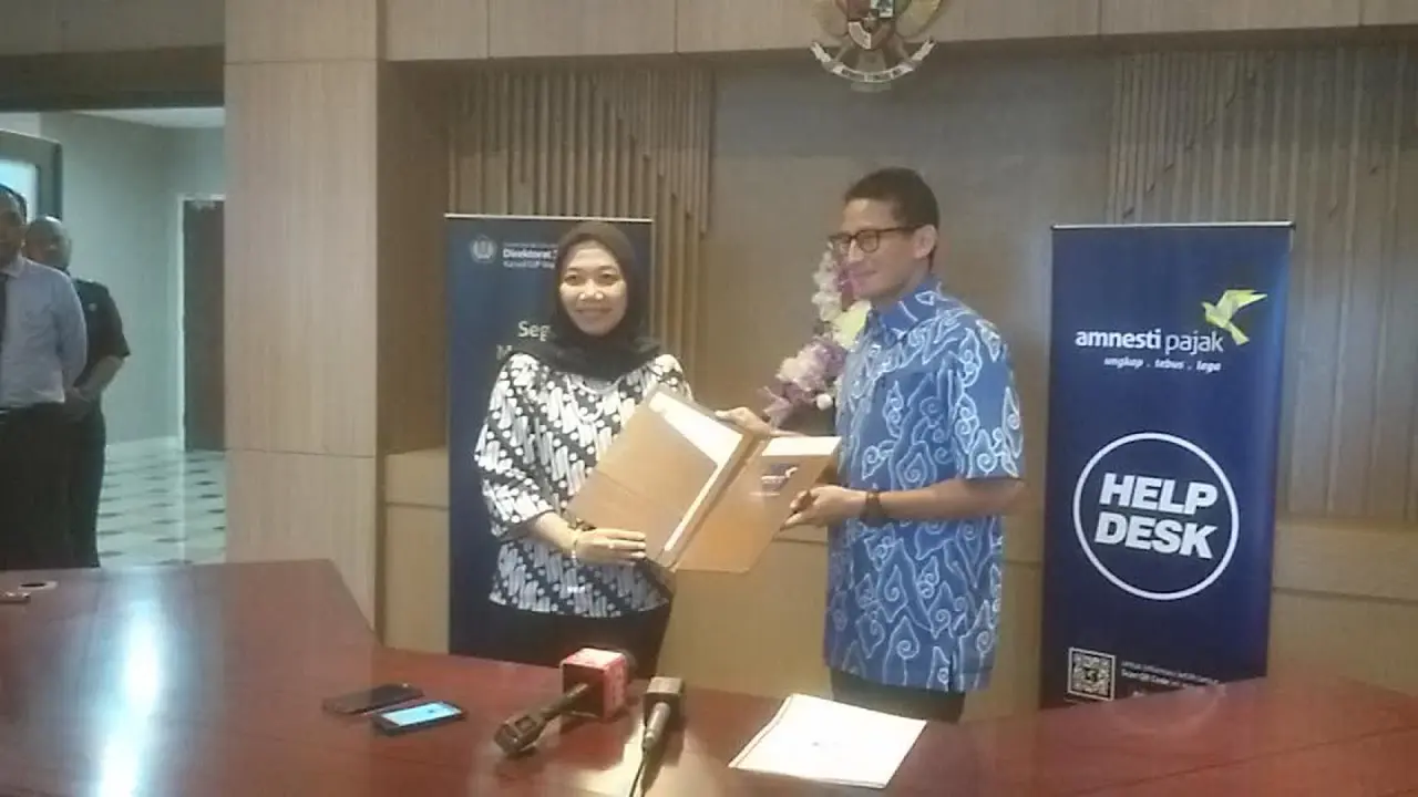 Pengusaha Sandiaga Uno mengikuti Program Pengampunan Pajak (Tax Amnesty) di Kantor Pajak Wajib Pajak Besar Jakarta, Rabu (28/9/2016). (Achmad Dwi Afriyadi)