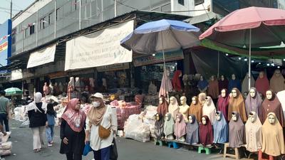 Pengunjung Pasang Surut, Nasib Pedagang Tanah Abang Diuji