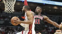 Forward Chicago Bulls David Nwaba (kanan) coba menghentikan guard Miami Heat Wayne Ellington pada lanjutan NBA 2017-2018 di AmericanAirlines Arena, Kamis (29/3/2018) atau Jumat (30/3/2018) WIB. (AP Photo/Joel Auerbach)