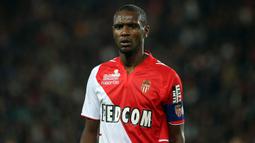Bek AS Monaco, Eric Abidal saat menghadapi PSG pada laga Ligue-1 2013/2014 di Louis II Stadium, Monaco (7/9/2013). Didatangkan AS Monaco dari Barcelona pada awal musim 2013/2014 dengan status bebas transfer, Eric Abidal akhirnya dilepas gratis ke Hertha Berlin setelah hanya semusim membela AS Monaco. Pada Januari 2015 ia memutuskan pensiun saat membela Olympiacos. (AFP/Franck Fife)