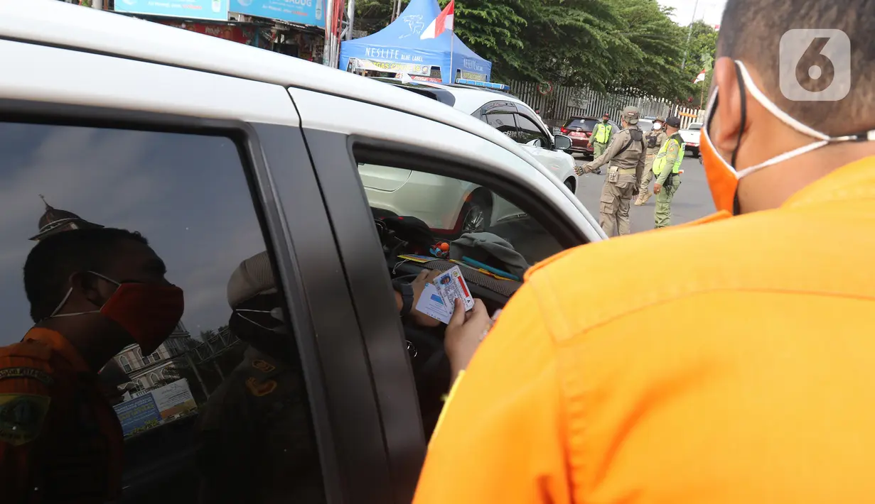 Petugas memeriksa surat surat vaksin ke warga saat melintas di Jalan Raya Puncak, Gadog, Kabupaten Bogor, Jawa Barat, Jumat (3/9/2021). Jika uji coba tersebut efektif mengurai kepadatan akan dilanjutkan terus setiap akhir pekan. (Liputan6.com/Herman Zakharia)