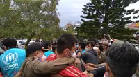 Para imigran Afghanistan kembali menggelar aksi unjuk rasa di halaman kantor DPRD Kota Batam, Rabu (16/2/2022). (Liputan6.com/ Ajang Nurdin)