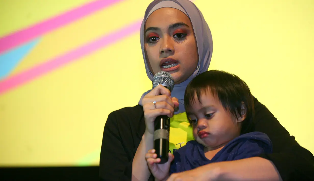 Kisah Teman Tapi menikah Ayudia dan Ditto ini memang terbilang unik, berawal dari bangku sekolah hingga keduanya memutuskan untuk menikah, bahkan sudah dikaruniai seorang anak yang menggemaskan, Dia Sekala Bumi. (Nurwahyunan/Bintang.com)