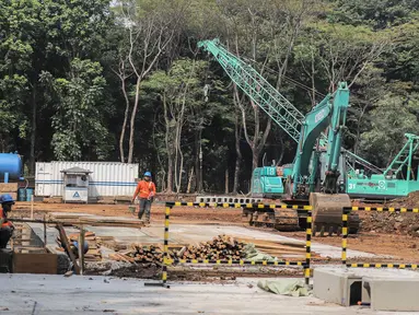 Pekerja menyelesaikan proyek pembangunan mass rapid transit (MRT) fase II rute Bundaran HI-Kota di Taman Monumen Nasional (Monas), Jakarta, Selasa (2/7/2019). Pembangunan tersebut mencakup gardu listrik serta Stasiun Monas. (Liputan6.com/Faizal Fanani)