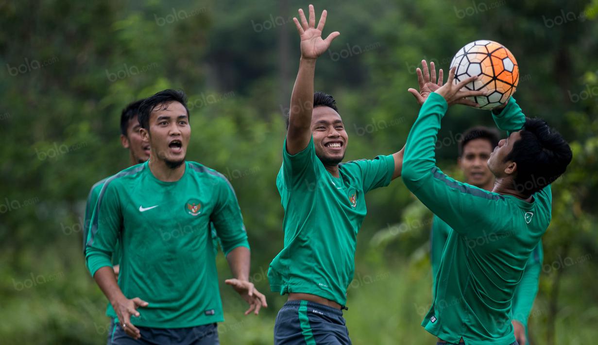 Gelandang Timnas Indonesia, Andik Vermansah, berlatih di halaman Hotel Lor In, Jawa Barat, Sabtu (3/12/2016). Jelang laga semifinal Piala AFF 2016 melawan Vietnam, para pemain tampak rileks. (Bola.com/Vitalis Yogi Trisna)