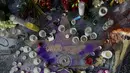 Lilin diletakkan di atas bintang nama penyanyi legendaris David Bowie di Hollywood Walk of Fame di Los Angeles, Senin (11/1). Bowie meninggal di usianya yang ke 69 tahun dan baru saja merilis album ke-25 nya yaitu "Blackstar". (REUTERS/Kevork Djansezian)