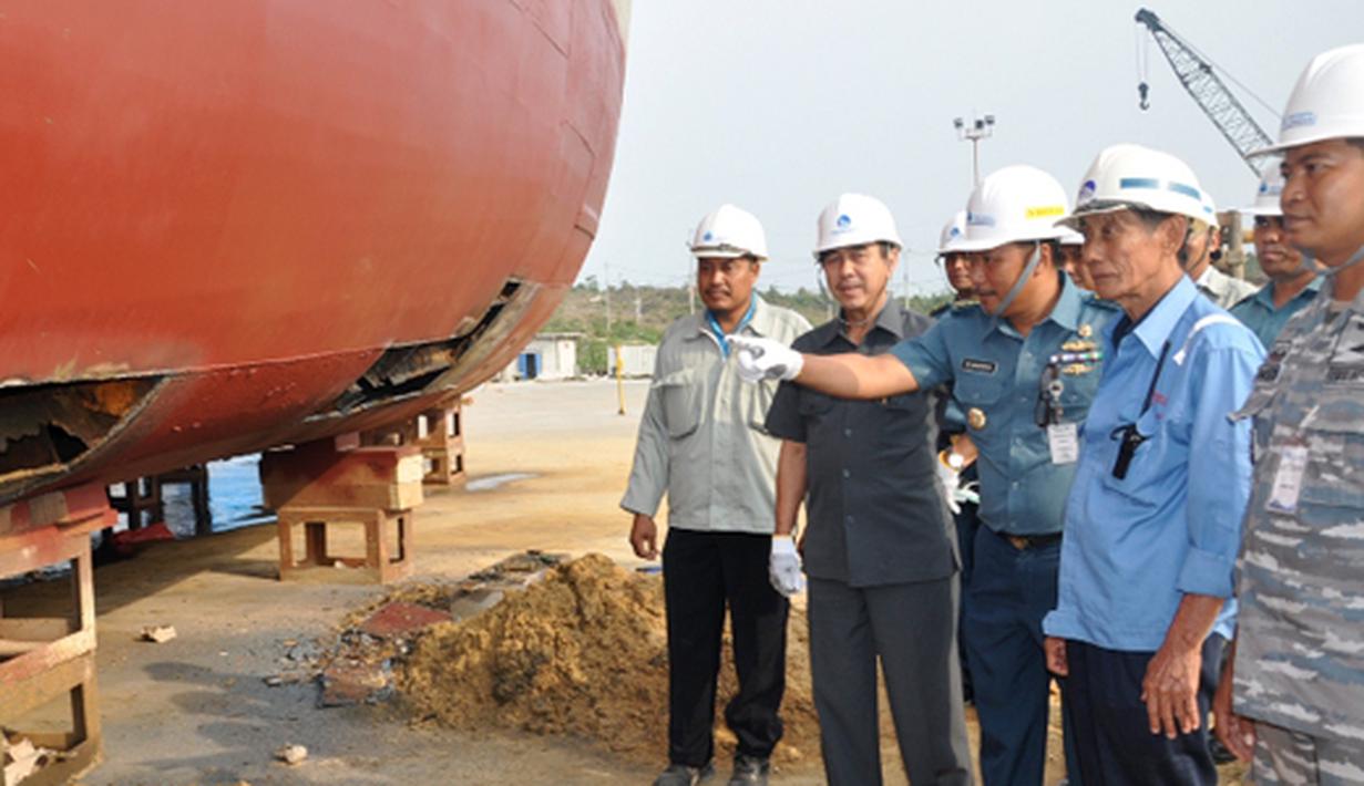 Citizen6, Lamongan: Kadisharkap Kolinlamil Kolonel Laut (T) Rachmat Hartoyo, meninjau KRI Teluk Ratai - 509 yang tengah docking di Dok Pantai Lamongan, Lamongan, Minggu (25/6). (Pengirim: Kadispen Kolinlamil).