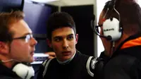 Pebalap Prancis, Esteban Ocon, resmi bergabung dengan Force India pada F1 2017. (Bola.com/Twitter/ForceIndiaF1)