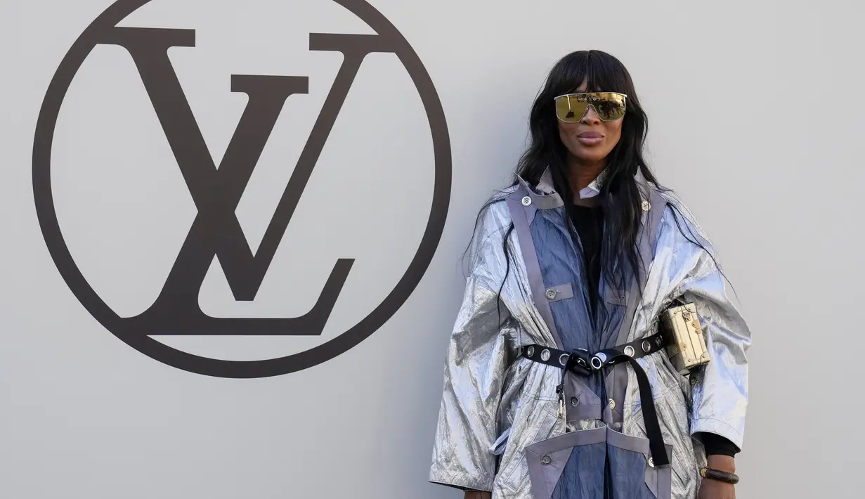 Naomi Campbell berpose saat menghadiri koleksi busana Louis Vuitton Spring/Summer 2023 yang dipresentasikan selama Paris Fashion Week di Paris pada Selasa, 4 Oktober 2022. Supermodel ini menarik perhatian dalam balutan mantel metalik dan kacamata hitam besar.  (AP Photo/Francois Mori)