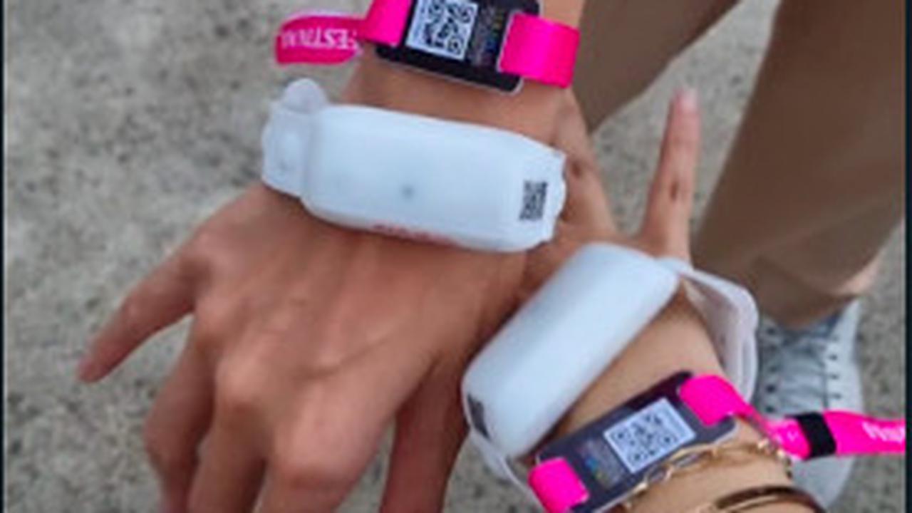 Tidak Boleh Dibawa Pulang, Ini Alasan Kenapa Wristband Konser Coldplay Harus Dikembalikan