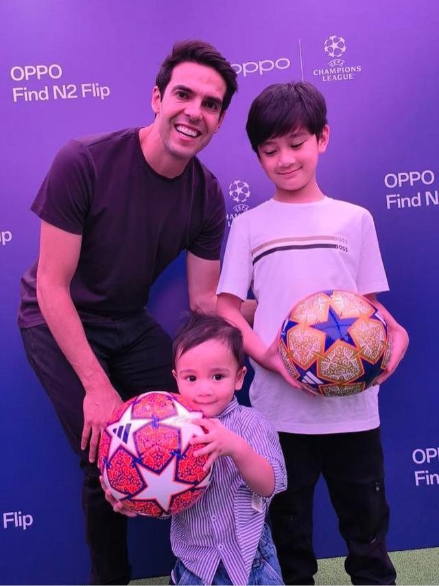 Pesepak bola legendaris Ricardo Kaka berfoto bersama dua putra Raffi Ahmad: Rafathar dan Rayyanza saat kunjungannya ke Oppo Gallery Plaza Indonesia.