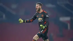 Kiper Manchester United David de Gea melakukan selebrasi usai Marcus Rashford mencetak gol pada menit 90+4 ke gawang Wolverhampton Wanderers pada pertandingan lanjutan Liga Inggris di Stadion Old Trafford, Rabu (30/12/2020). (Laurence Griffiths, Pool via AP)
