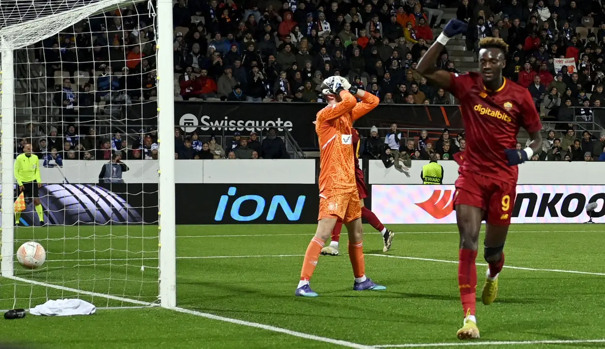 Pemain AS Roma Tammy Abraham (kanan) melakukan selebrasi usai mencetak gol ke gawang HJK Helsinki pada pertandingan sepak bola Grup C Liga Europa di Helsinki, Finlandia, 27 Oktober 2022. AS Roma menang 2-1. (Emmi Korhonen/Lehtikuva/AFP)