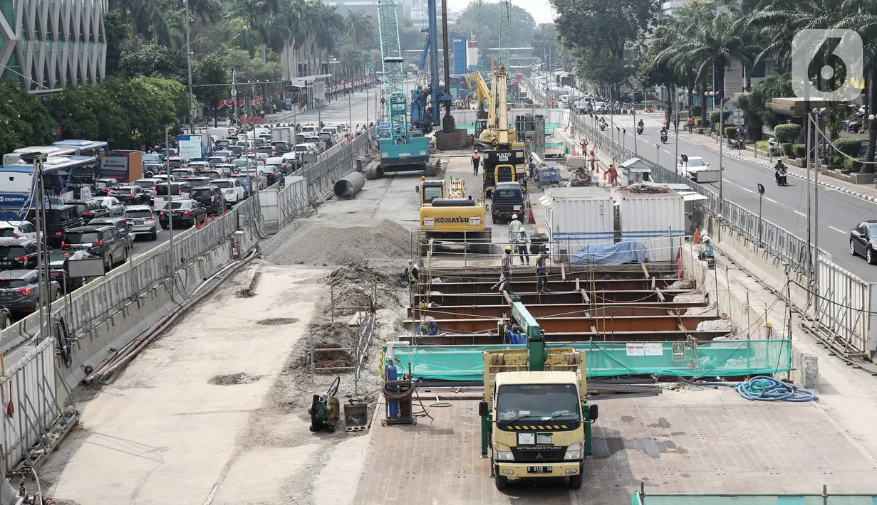Suasana saat para pekerja menyelesaikan proyek Moda Raya Terpadu (MRT) Fase II di Jalan MH Thamrin, Jakarta, Selasa (19/7/2022). Proyek MRT Jakarta Fase 2 CP 201 rute Stasiun Thamrin-Stasiun Monas telah mencapai 40,25 persen. (Liputan6.com/Faizal Fanani)