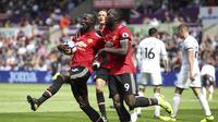 Bek Manchester United (MU), Eric Bailly (kiri) rayakan gol ke gawang Swansea City pada laga di Liberty Stadium, Sabtu (19/8/2017). (AP Photo/Nick Potts)