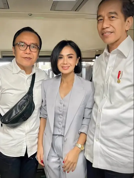 Yuni Shara tampil clean dengan busana monokrom yang memadukan vest dan setelan jas [@yunishara36]