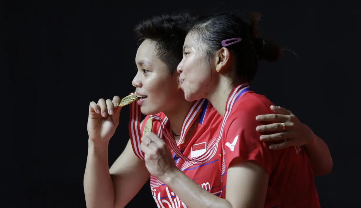 Ganda Putri Indonesia, Greysia Polii/Apriyani Rahayu, melakukan selebrasi usai menjuarai Daihatsu Indonesia Masters 2020 di Istora, Jakarta, Minggu (19/1). Greysia/Apriyani menang 18-21, 21-11, dan 23-21. (Bola.com/M Iqbal Ichsan)