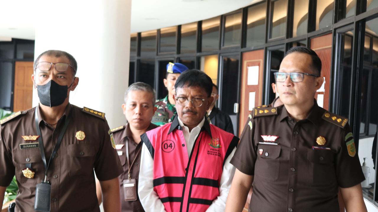 Menkominfo Johnny G Plate saat mengenakan rompi tahanan. Kejaksaan Agung menetapkannya sebagai tersangka korupsi pengadaan infrastruktur BTS. (dok Kejagung)