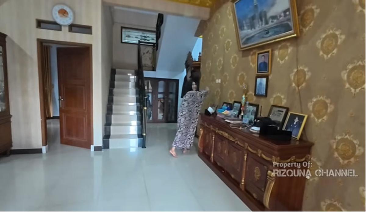 Hanya Bisnis Jual Beli Kambing, Wanita Cantik Ini Miliki Rumah Mewah di Pelosok desa Bak Istana di Dalamnya ada Foto Soekarno
