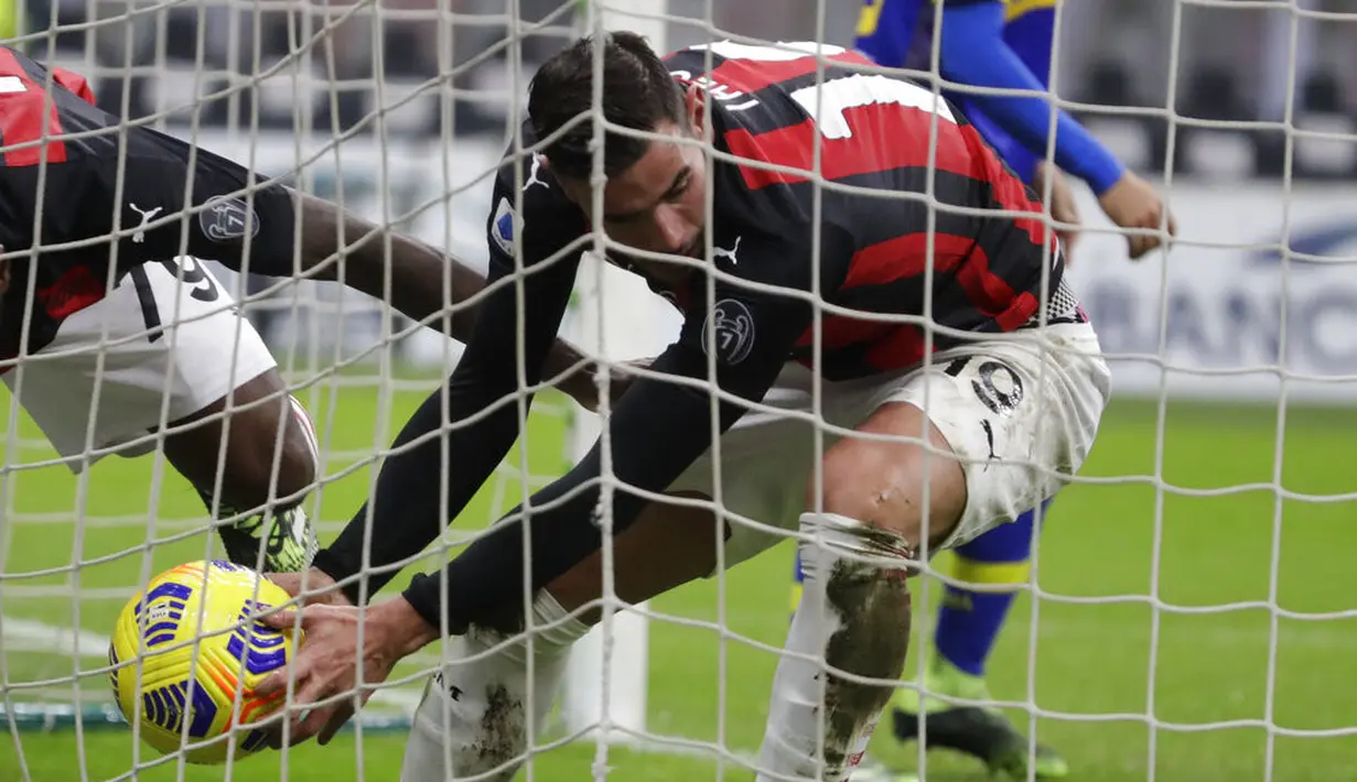 Pemain AC Milan Theo Hernandez memegang bola usai mencetak gol ke gawang Parma pada pertandingan Serie A di Stadion San Siro, Milan, Italia, Minggu (13/12/2020). AC Milan masih puncaki klasemen usai bermain imbang 2-2 lawan Parma. (AP Photo/Luca Bruno)