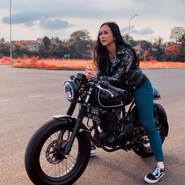 6 Gaya Aura Kasih Naik Moge Ini Keren, Curi Perhatian