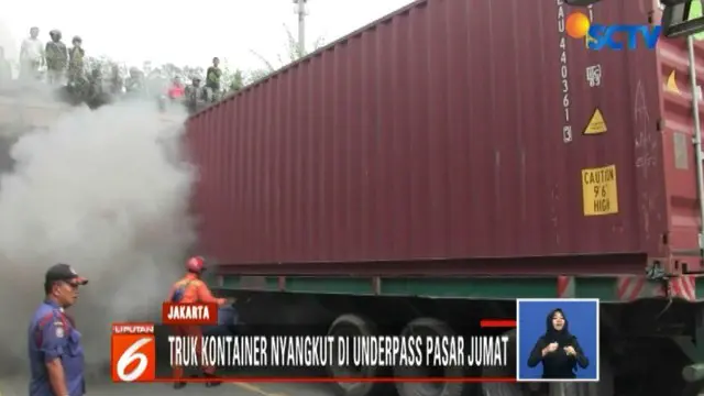 Diduga Sopir Mengantuk, Truk Nyangkut di Underpass Pasar Jumat