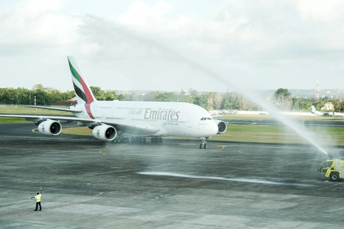 Kedatangan pesawat terbesar di dunia ini disambut meriah dengan menggunakan meriam air.
