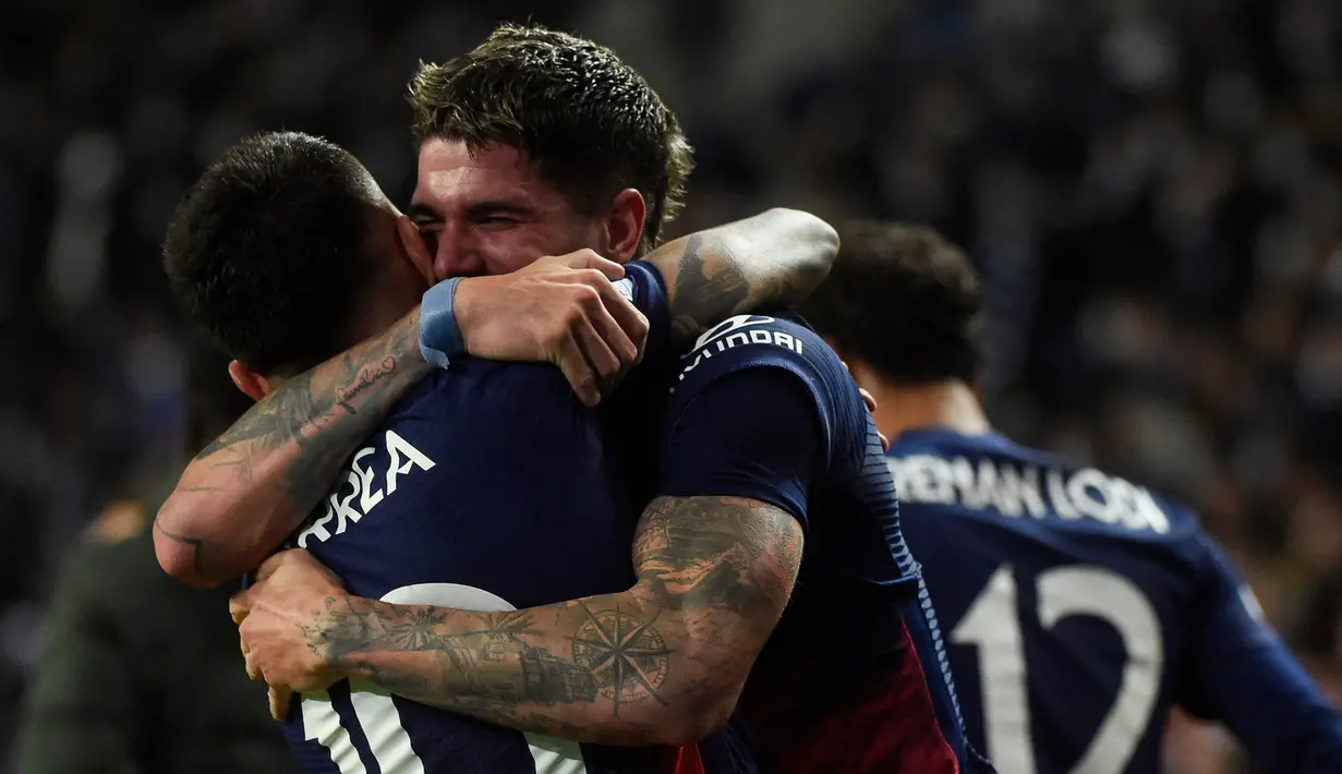 Memasuki menit akhir, Atletico Madrid berhasil menambah keunggulan lewat Angel Correa. Tak puas sampai disitu, Rodrigo de Paul (kanan) berhasil mantapkan keunggulan Los Rojiblancos menjadi 3-0. (AFP/Miguel Riopa)