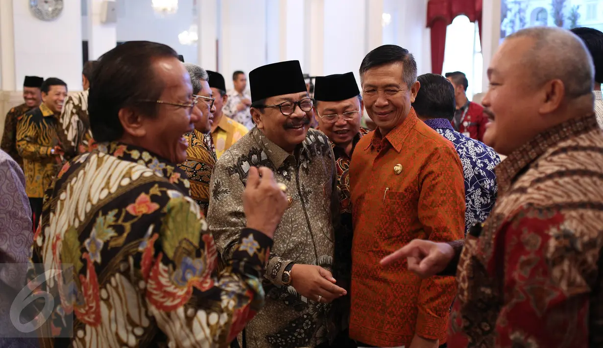 Sejumlah gubernur menghadiri penyerahan Daftar Isian Penyelenggaraan Anggaran (DIPA) 2017 dan Anugerah Dana RAKCA 2016 bagi Daerah Berkinerja Baik di Istana Negara, Jakarta, Rabu (7/12). Presiden Jokowi menyerahkan DIPA 2017. (Liputan6.com/Faizal Fanani)