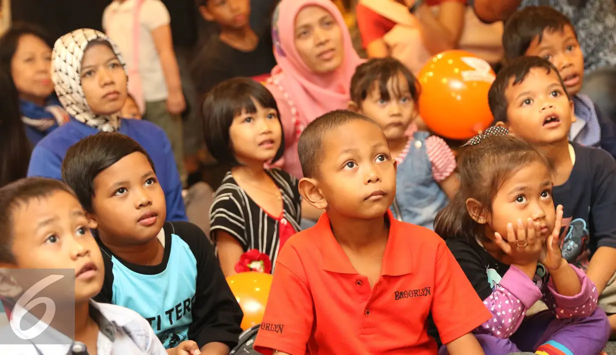 Anak-anak saat menonton acara Pekan Budaya Penduduk Asli Australia di Jakarta, (16/7). Acara bertema 'Songlines: The Living Narrative of Our Nation'. (Liputan6.com/Immanuel Antonius)