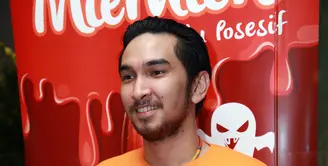 Dalam debut aktingnya, Amec Jen Aris mantan drummer band Lyla harus memerankan karakter cowok melambai di film ‘Miemien hantu Posesif’. (Deki Prayoga/Bintang.com)