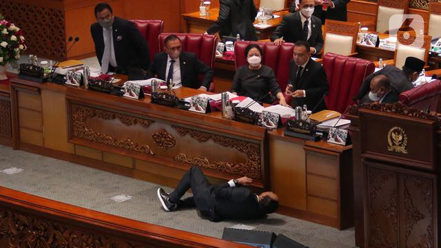 Wakil Ketua Banggar DPR RI Jatuh Usai Berikan Laporan Hasil RAPBN 2023