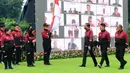 <p>Presiden Joko Widodo (ketiga kanan) didampingi Ketua Komite Olimpiade Indonesia (KOI) Raja Sapta Oktohari (kedua kanan) saat akan menyapa para atlet pada pelepasan kontingen Indonesia untuk SEA Games 2021 di halaman Istana Merdeka, Jakarta, Senin (9/5/2022). Sebanyak 499 atlet dari 32 cabang olahraga diberangkatkan untuk bertanding pada SEA Games 2021 di Vietnam. (Dok. Kris - Biro Pers Sekretariat Presiden)</p>